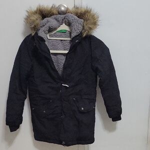 Cozy Black Puffer Jacket with Faux Fur Trim